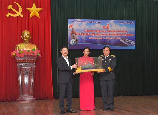 Chuẩn đô đốc Phạm Văn Quang - Phó chủ nhiệm Chính trị Hải quân (bên phải) trao tặng mô hình tàu cho Chủ tịch HĐQT Vietcombank Nghiêm Xuân Thành