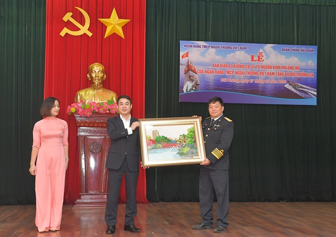 Chủ tịch HĐQT Vietcombank Nghiêm Xuân Thành tặng quà lưu niệm cho Đại tá Đặng Ngọc Đảo - Giám đốc Nhà máy X46/Cục kỹ thuật