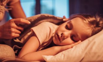 Nhà tâm lý học chia sẻ 7 lời khuyên giúp trẻ nhỏ ngủ một mình