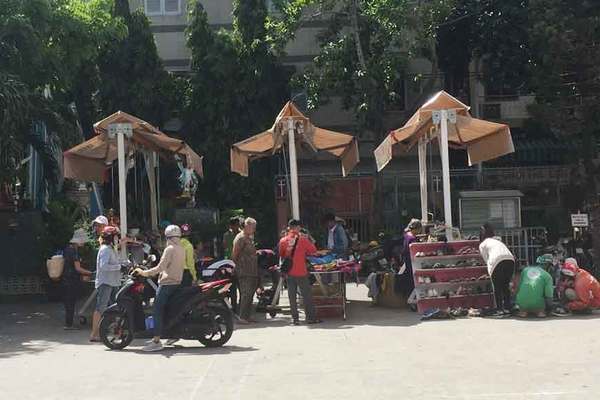 Chợ ở Sài Gòn, khách đến chỉ việc lấy đồ, không cần trả tiền
