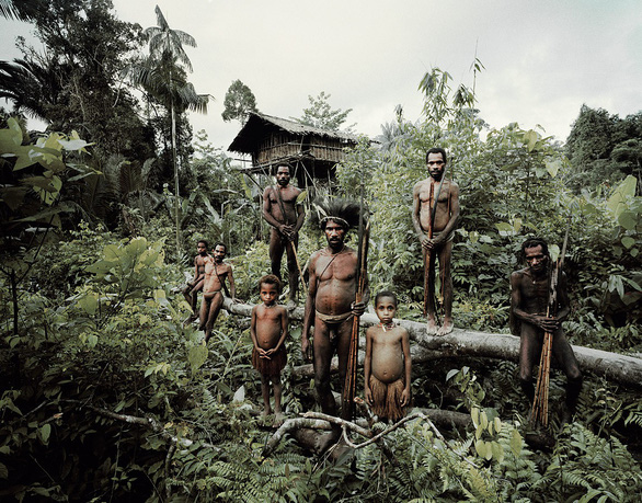 10 bộ lạc sống tách biệt và bí ẩn nhất thế giới hiện đại - Ảnh 4.