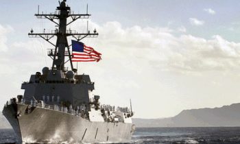 Tàu khu trục Mỹ USS Chafee áp sát đảo nhân tạo ở Biển Đông